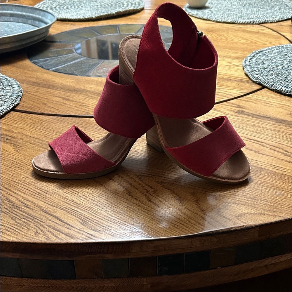 Toms Vibrant Red Women's Heels
Beautiful for Fall🍁
Real leather